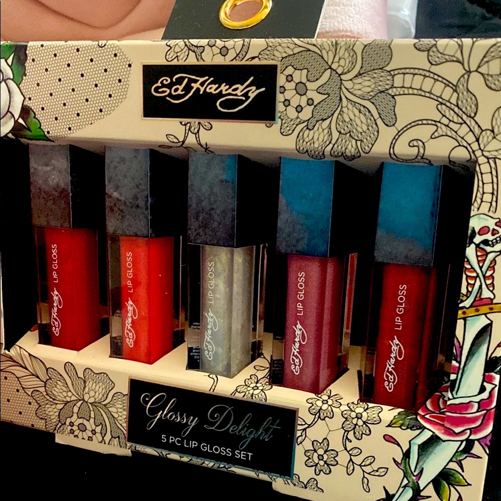 Ed Hardy Lip Gloss, Facial Wipes, & Makeup Puff Set - 15 pieces total ❤️🔥❤️🔥 - Picture 5 of 6